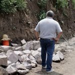 Avanzan trabajos para reconstruir muro de contención en El Cacalote